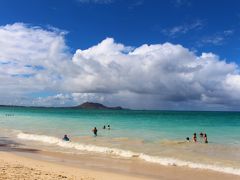 ターゲットの後はカイルアビーチに来ました。

娘の今年の自由研究テーマを『砂浜』にしたので、日本・ハワイ各地の砂浜を集めなければならず、まずはカイルアの砂を採取しました。

雲が多いものの、良い天気でした。
