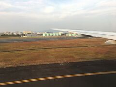 伊丹空港に定刻で到着しました。
1ヶ月振りの伊丹です。