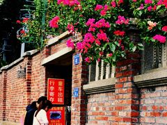 うわぁ～港から坂道を上がっていくと、いきなりブーゲンビリアの花束が♪
その下ではおばちゃまがおやつだか朝食らしき物を売っていた。