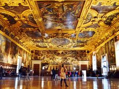 駆け足ですが、せっかくベネチアに着たんだからドゥカーレ宮殿は必須でしょう。
大評議の間はヤバイです。遠足でしょうか、イタリアン中学生が退屈そうにしていますが、ここを退屈そうにするとは贅沢な…。
