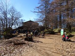 多くの登山者で賑わう「福ちゃん荘」。
ここから唐松尾根を登ると雷岩に出られます。