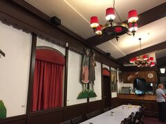 今夜の食事はステーキです。
生徒さんたちも一緒にレストラン集合で皆それまで街でお買い物タイムがありました。

時間を持て余していた私はスタバでネットをしていたのですが、数人の生徒さんがいて、一緒にお店を出て向かいました。