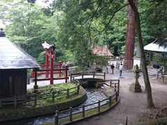 さらに先へ進むと、厳島神社と小川が見えてきました。