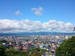 白虎隊士自刀の地は、広場から歩いて5分ほどのところの墓地の中にあります。非常に小さくて分かりにくいですが、鶴ヶ城は写真真ん中の左寄りにある白いポールの後ろに写っています。

最初はこの景色を見て妻と二人で「眺めがいいねー」と言っていましたが、僕たちの娘と同じ年頃の少年たちが同じこの景色を眺めながら壮絶な最期を迎えたことを想うと、僕も妻ももやるせない気持ちでいっぱいになり、妻はいつまでもここから離れようとしませんでした。