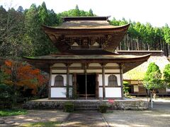 谷川駅から10時発のもみじめぐりバスに乗って、最初の慧日寺へやってきました。なんと、このバスは無料！！うれしいサービスです。
慧日寺は1375年に細川頼之・頼元により建立された寺院で、末寺46、塔頭16坊が存在したそうですが、1575年の明智光秀の兵火で焼失しています。