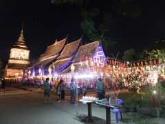 　夜になるとちょうどこの時期だからだろうか、お寺にはカラフルな提灯が飾られ幻想的な光景に。