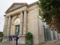 コンコルド広場からそのまま歩きますが、ルーヴル宮殿から続く広大なチュイルリー庭園の西の端にあるオランジュリー美術館に到着。ルーヴルやオルセーに比べると小さく感じますが、印象派後期からエコール・ド・パリの傑作が展示されており、訪問を楽しみにしていました。また、今回、オランジュリー美術館を訪問するまで全く知らなかったのですが、現在休館中の日本のブリヂストン美術館所蔵の作品が『ブリヂストン美術館の名品ー石橋財団コレクション展』として開催されていました。館内（作品）紹介は、オランジュリー美術館【1】～【5】で別旅行記としています。