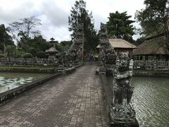 アディちゃんの提案で、ジャティルウィに行く前にタマンアユン寺院に寄ることにしました。
タマンアユンは「美しい庭園」という意味。その名の通りのお寺です。