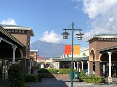 御殿場のアウトレットにつくと、もう快晴に。

土曜日なので、朝一で駐車場に入りました。手前で誘導されますが、スルーさせていただき一番奥側の立体駐車場へ。