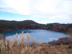 一般の登山者と逆ルートを進んだようだ。
不動池からまわってしまった。
風も強く曇天で池に雲が映りこみイマイチの図なり。
天気と風に影響されるのでしかたないか。
