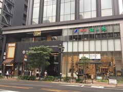 東京・六本木『レム六本木ビル』の写真。

『東京ミッドタウン』のすぐそばに地上20階、地下1階建ての
『レム六本木ビル』を建てている時から楽しみにしていました。

【BENJAMIN STEAKHOUSE】

2017年6月30日に【ベンジャミン ステーキハウス】がオープン！
お店は地下にあります↓

<NY発の高級ステーキ専門店【ベンジャミン ステーキハウス】が
東京・六本木に日本初上陸！絶品のお肉♪ 
夏はテラス席が気持ちいい★ 『パレスホテル東京』の
【グランド キッチン】＆ミシュラン一つ星店【琥珀宮】で北京ダック、
『パークハイアット東京』、『マンダリン オリエンタル 東京』、
【カフェ ド ナチュレ】、【ラウンジ1908】他>

https://4travel.jp/travelogue/11260020

2017年5月1日、私の大好きな焼肉店【叙々苑】六本木本店が2階に
オープンしました。

2017年6月1日、【おつな寿司】も1階にオープン！