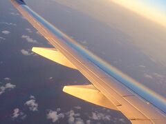 午後4時前の飛行機に乗り込んで。
ここでもまたキレイなトワイライトが見れた☆
夕日が差して機体の翼も虹色に。