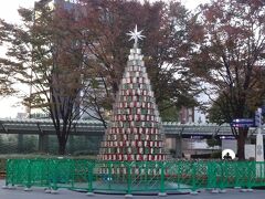 東京『六本木ヒルズ』の2017年のクリスマスツリーの写真。

http://www.roppongihills.com/sp/christmas/2017/