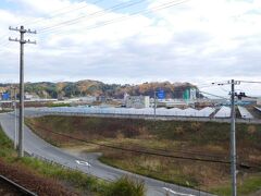 20分程で田老駅に到着。
道路の向こうには太陽光発電のパネルが並んでいます。