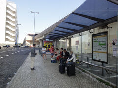 朝一でオビドスへ向かいます。
メトロで Campo Grande まで出てそこからバスで。

ここはバス停ですが、ここを探すまで20分くらい彷徨いました…
かなり分りづらいですね。案内板もないし、ネットでも調べられない。
北側の広場ではなくメトロ沿いの東側の高架下ですね。（駅から東南側）
時刻はtejoのホームページで検索できます。