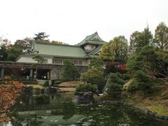 日本庭園の奥に富山市佐藤記念美術館