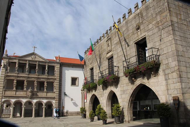 レプリカ広場に建ちます右手は旧市庁舎、左はミゼリコルディア教会