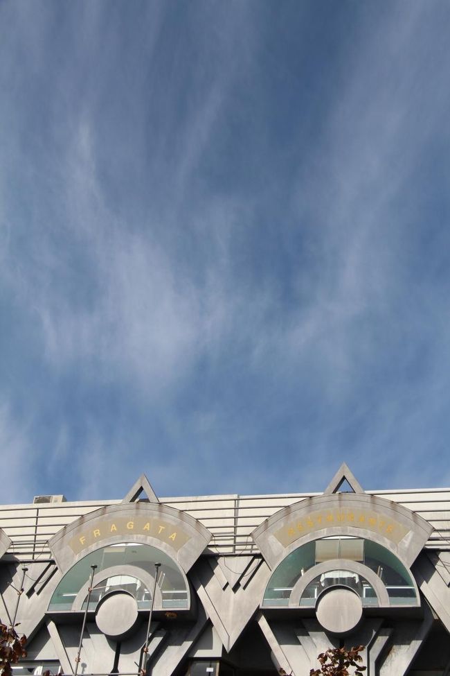 今は営業していないショッピングモールは斬新的な建物です。