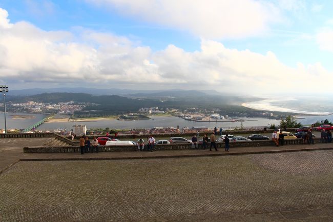 山の上からリマ川沿いのヴィアナ・ド・カステロの街を望みます。