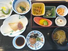 3日目の朝食は和食にしました。これが定番の朝食セットです。