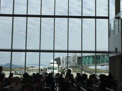 出発は岩国空港。
ぴったり2時間で沖縄につきます。
駐車料は5日間までは無料。空港は時間潰すところがないので，子供たちが飽きないようにお菓子やおもちゃを持っていったほうがいいです。
11時25分発。行きは15分遅れでした。