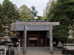 本丸内にある射水神社。
射水神社の祭神「瓊瓊杵尊(ににぎのみこと)」は、伊勢神宮に祀られる天照大神の孫 神様で「二上神」とも称されています。
二上神は往古より越中国を守り続けてきた神であり越中では唯一最高の名神大社として崇敬を集めてきた大社です。