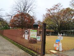 途中に動物園があります
こちらは元は明丸