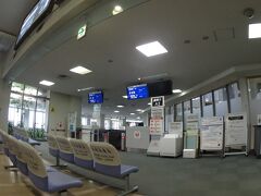 宮古空港までタクシーで移動して余裕の搭乗待ちさ～
搭乗機材の新型ダッシュエイトくんは既に那覇から到着してるね～