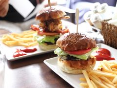 海から上がって、お昼ご飯。
前から来たかった、『キャプテンカンガルー』でランチ。
このボリューム！そしてささっているのは、焼き鳥の串（笑）。
パティがもう少しジューシーだとなお良しだけど、ソースやトマトと一緒にかぶりつけば超美味です♪