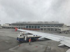 那覇空港に到着。
台風の影響でやはり天気は悪いですが、雨は降っていませんでした。
このまま1日持ってくれると良いんですが。