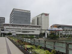 奥武山公園駅には戻らず川沿いに先に進み、壺川駅からゆいレールに乗ります。