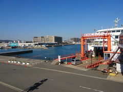 京急久里浜駅からフェリー乗り場まで連絡バスが運行されています。