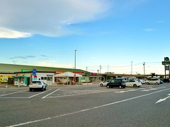 道の駅さかいから関宿城経由で走る事約7km、『道の駅 ごか』に到着。
先程埼玉県に入りましたが、ここは再び茨城県は猿島郡五霞町。今でこそ江戸川の支流みたいになっちゃってますが、江戸時代に治水されるまでは権現堂川と言う川がこの地域では利根川の本流でした。県境が変な形になっているのはそれの名残なのかも知れません。
詳しくはタモリさんに聞いてください。

そして道の駅がスポットに登録されていない4travelさん…。