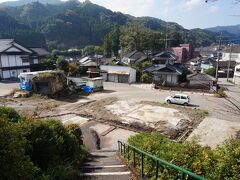 　大行司駅は、駅舎が土砂崩れに巻き込まれ全壊。今は基礎を残すのみです。
