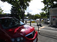 順調に到着です。
朝からたくさんのお客さん！
広い駐車場があり、どんどん車が入って来ています。
さすが！軽井沢。
さすが！関東圏。