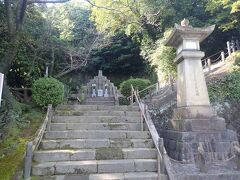 薩摩義士碑　バス停横に地味にありました