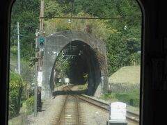 大井川鐵道　地名（じな）駅近くにあるトンネル（約１１ｍ）
（運転席の横から）

日本で一番短いトンネル？
大正から昭和14年まで藤枝～千頭間を運転していた索道（ロープウエー）の保守用で使われていたもので、この西に索道の地名駅があったそうです。

トンネルは山をくり抜いたもので、ここは厳密にはトンネルに分類されないそうです。
鉄道の日本で一番短いトンネルは、広島県を走るＪＲ呉線の川尻トンネル（8.2m）だそうです。
