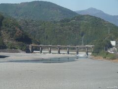 大井川鐵道の車窓から　大井川と塩郷堰堤、塩郷の吊橋

塩郷駅あたりからの眺め。
（電車の左手）