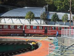 大井川鐵道　千頭駅の転車台

井川線（南アルプスあぷとライン）の可愛い列車が並びます。