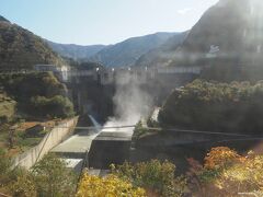長島ダム

高さ109m、幅308m、貯水量7,800万立方ｍの多目的ダム。
大井川の流水調整、水害の軽減、水資源の確保などの役割を担っています。
