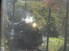 大井川鐵道本線　駿河徳山駅でのＳＬとのすれ違い　12:57頃

列車の窓ガラスが汚れていて、窓ガラスにピントが合って、
ＳＬはボケてしまい増した（笑）。