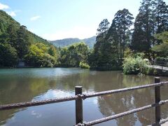金鱗湖・天祖神社

温泉と清水が湧き出す不思議な湖だそうです　湖なので、もうちょっと大きいのかと思いましたが、小さかったです…　 温泉のおじいさんも"池"には行った？とか聞いてくるしｗ(おじいさんの中では小さい池扱い)　魚も泳いでいました
