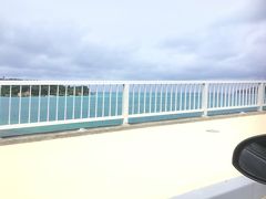 名護からｃ島に向かいます。
天気悪いけどそれでも絶景です。
橋の上は、みんな景色を見ながらゆっくり走るので慌てる必要はありません。
