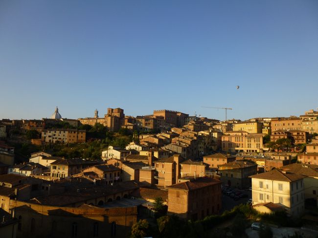 部屋からの眺め（ホテル ミネルヴァ）<br /><br />目覚めは、遠くから聞こえてくる鐘の音<br />窓を開けると、朝日を受け目覚めだした土色の中世の街が<br />遠くにはドゥオモのクーポラ<br />あっ、またどこかで鐘の音・・・<br /><br />もう、最高っ！