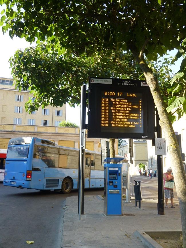 Piazza Gramsciグラムシ広場（バス停名はSIENA V.TOZZI）<br /><br />切符売場のある広場の地下へ。誰もいなくて暇そ～にしている窓口のお兄さんから往復（シエナ＝サン・ジミニャーノ＠6.00eur）、あとシエナ→フィレンツェ（7.80eur）も買っておこう<br /><br />（シエナの終点がPiazza Gramsciじゃなく、Siena V.Tozziとなっていて、違うの？っと焦ったけど、グラムシ広場が面している通りがvia Tozziトッツィ通りなので、バス停名はこっちになっているみたい）