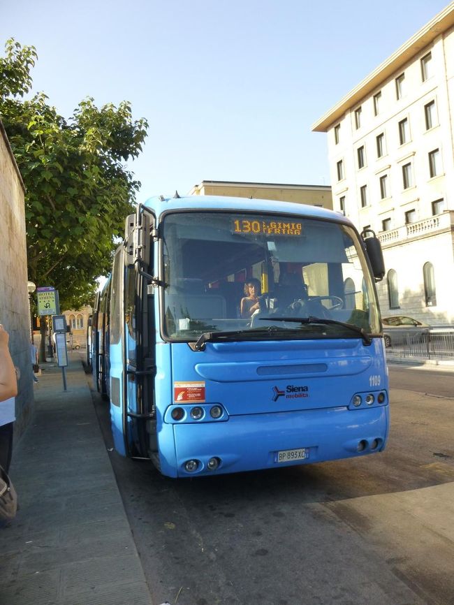 眺めのいい一番前の席に座って、ＧＯ！<br /><br />途中、小高い丘に城壁の街、モンテリッジョーニが。時間があれば寄ってみたいけど、便が少ないから厳しいかな