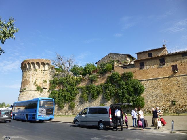 シエナから1時間10分、時間通り9：35にサン・ジョバンニ門（バス停名 S.GIMIGNANO P.S.GIOVANNI）到着<br />優秀だね～<br /><br />わしゃわしゃと塔が見えるのかと思ったら、ここからはまだ見えない
