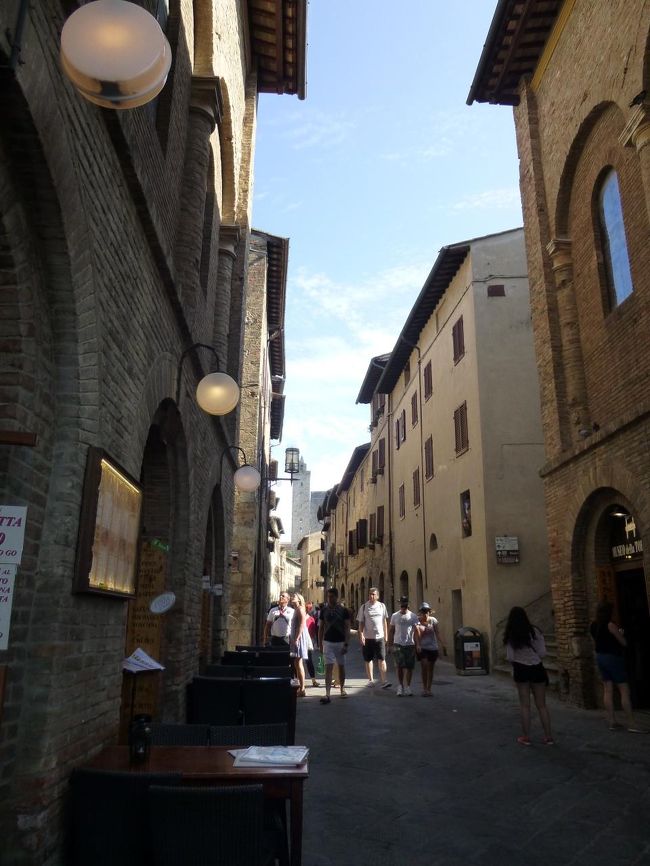 城門をくぐると、人、人、人<br /><br />人気の街に来た～、って感じ<br />今日も暑～い。サンダル履きにＴシャツ＆短パン姿な人が多いね