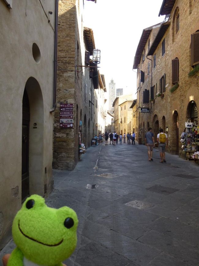 お土産さん、エノテカ、ジェラートなどなど<br /><br />サン・ジョヴァンニ通りにはお店がずら～り<br />おっ、塔が見えてきた！