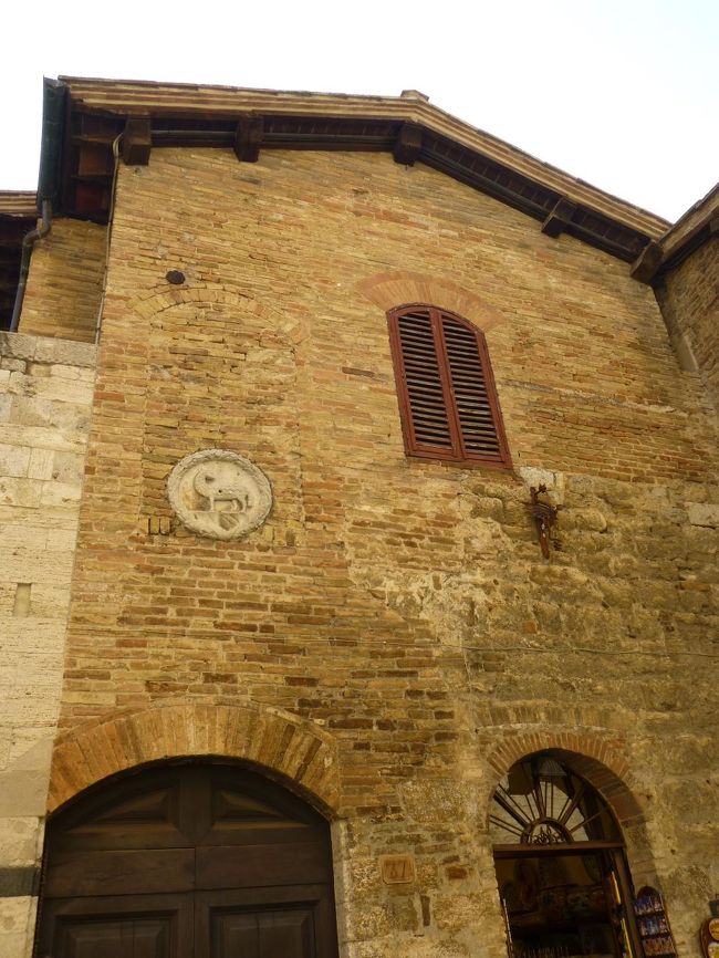 建物<br /><br />入口の半円アーチがいいね～